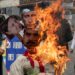 Los opositores al gobierno del presidente venezolano Nicolás Maduro queman un muñeco con las imágenes de Maduro (C-Abajo), el Presidente ruso Vladimir Putin (C-Arriba) y la alcaldesa de Caracas Carmen Meléndez (L) durante la tradicional "quema de Judas" dentro en el marco de la celebración de la Semana Santa en el barrio La Candelaria de Caracas, el 17 de abril de 2022. (Foto de Yuri CORTEZ/AFP)