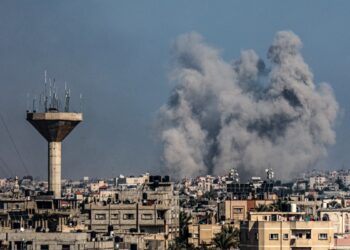 Esta fotografía tomada el 18 de enero de 2024 desde Rafah muestra humo ondeando sobre Khan Yunis en el sur de la Franja de Gaza durante el bombardeo israelí, en medio de las batallas en curso entre Israel y el grupo militante palestino Hamas. (Foto de AFP)