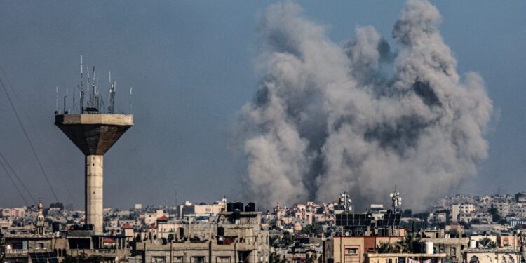 Esta fotografía tomada el 18 de enero de 2024 desde Rafah muestra humo ondeando sobre Khan Yunis en el sur de la Franja de Gaza durante el bombardeo israelí, en medio de las batallas en curso entre Israel y el grupo militante palestino Hamas. (Foto de AFP)