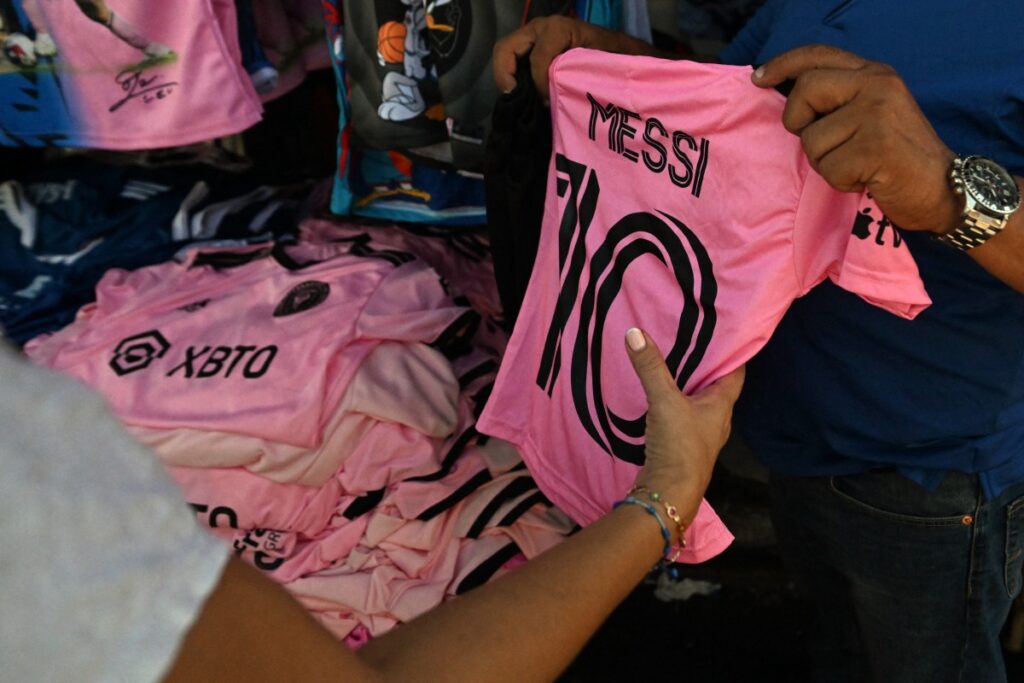 Las camisetas de la superestrella del fútbol argentino Lionel Messi se venden antes del partido amistoso de fútbol entre el Inter Miami FC y El Salvador el 18 de enero de 2024 en San Salvador. - La selección de fútbol de El Salvador se enfrentará el viernes al Inter Miami de Lionel Messi en un partido amistoso en el inicio de su pretemporada en un país que no está acostumbrado a recibir estrellas de su calibre. (Foto de Marvin RECINOS / AFP)