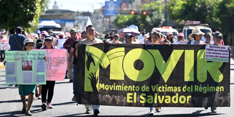 La gente participa en una manifestación organizada por MOVIR (Movimiento de Víctimas del Régimen), exigiendo la liberación de los familiares que dicen ser inocentes y fueron detenidos durante el decreto de estado de emergencia del gobierno salvadoreño para combatir a los grupos criminales, en San Salvador el 22 de enero de 2024. (Foto de Marvin RECINOS / AFP)