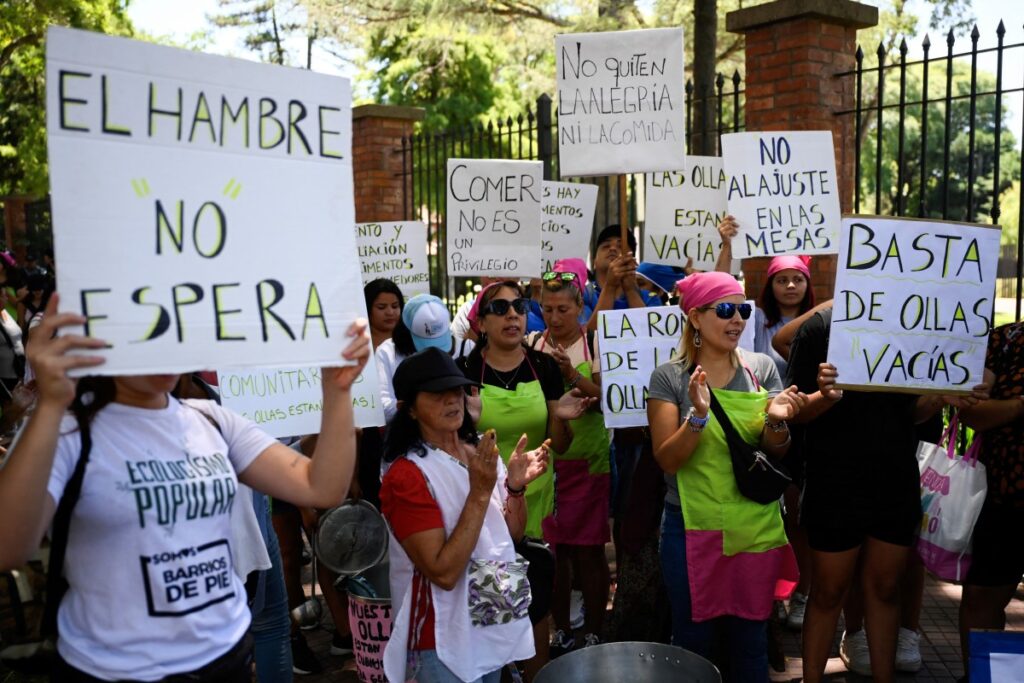 Mujeres de organizaciones sociales realizan una manifestaci&oacute;n contra el mega decreto y las medidas econ&oacute;micas del gobierno del presidente Javier Milei frente a la Residencia Presidencial de Olivos, provincia de Buenos Aires, el 23 de enero de 2024. (Foto de Luis ROBAYO / AFP)