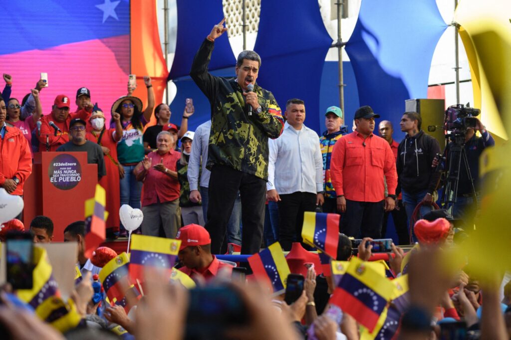 El presidente venezolano, Nicolás Maduro, habla con sus seguidores durante una manifestación de apoyo a su gobierno en Caracas el 23 de enero de 2024. (Foto de Gabriela Oraa / AFP)