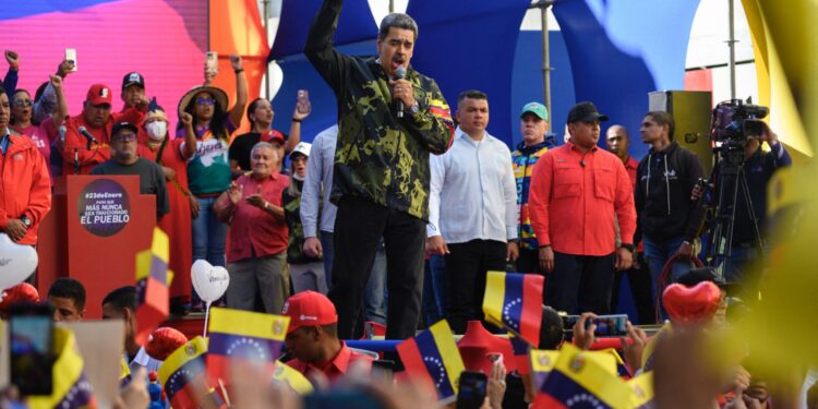 El presidente venezolano, Nicolás Maduro, habla con sus seguidores durante una manifestación de apoyo a su gobierno en Caracas el 23 de enero de 2024. (Foto de Gabriela Oraa / AFP)