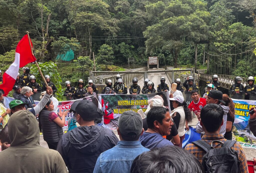 Miembros de la policía hacen guardia en la entrada de las ruinas de Machu Picchu mientras operadores turísticos y residentes realizan una huelga y manifestación contra la apertura de la venta de entradas en línea a las ruinas de la ciudadela Inca, en Machu Picchu Pueblo, Perú, el 26 de enero de 2024. .- Los visitantes del emblemático sitio Machu Picchu de Perú fueron recibidos el jueves por manifestantes enojados con el gobierno por privatizar la venta de entradas en la ciudadela Inca. Los operadores turísticos y los residentes cerraron tiendas en protesta y bloquearon las vías de un tren turístico, lo que obligó a quienes iban a bordo a caminar los tres kilómetros restantes (1,9 millas) hasta la entrada. (Foto de Carolina Páucar/AFP)
