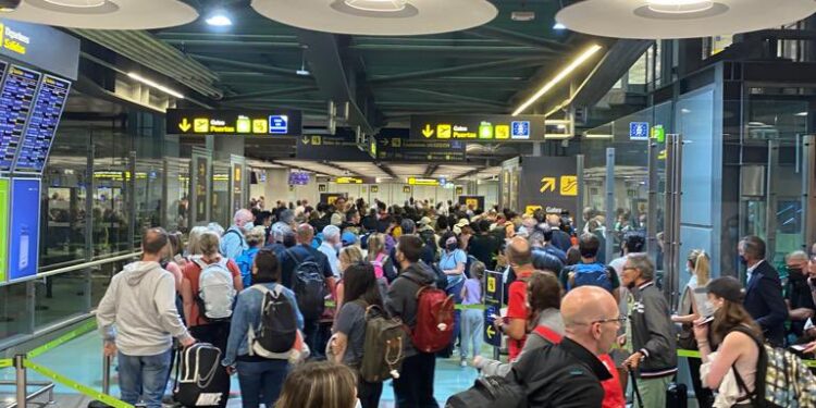 España impone visas a ciertas nacionalidades ante caos en el aeropuerto de Madrid
