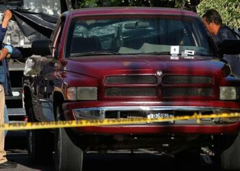 Hallan dos vehículos con restos humanos en el este de México
