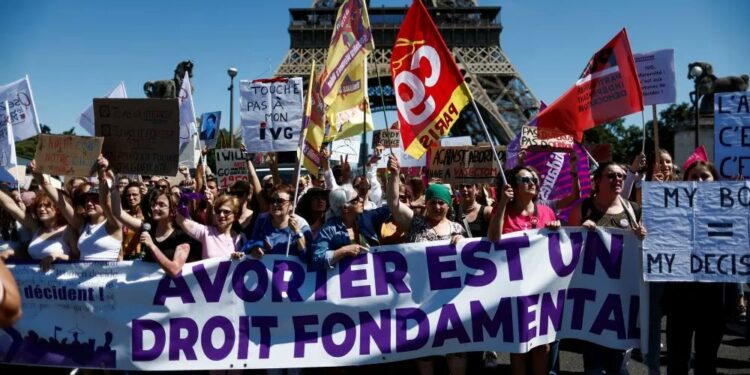 Francia avanza en la inscripción del aborto en la Constitución