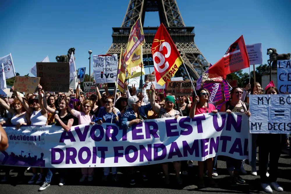 Francia avanza en la inscripción del aborto en la Constitución