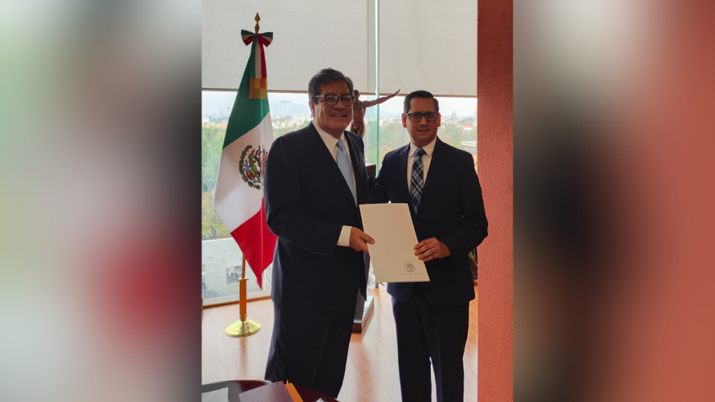 Jurista Uriel Pineda es naturalizado como ciudadano mexicano después de 11 meses en condición de apatridia