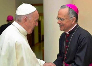 Monseñor Silvio Báez junto al papa Francisco. Foto: LA PRENSA.