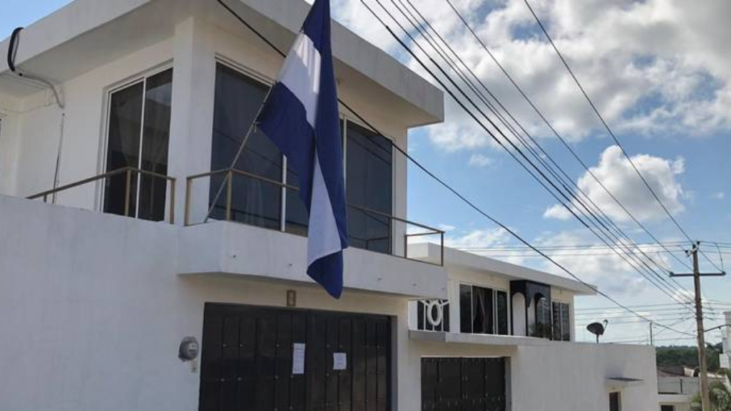 Cierre de consulados en Estados Unidos y México dejará a migrantes nicaragüenses «desprotegidos y desamparados»