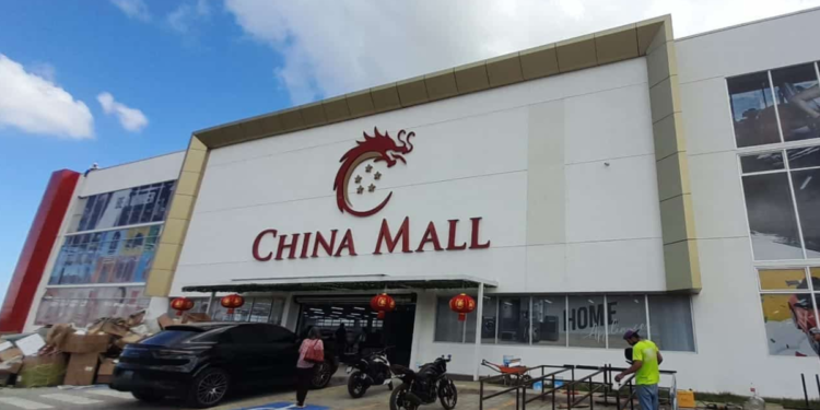 Trabajadores del China Mall se quejan de no estar inscritos en el Seguro Social