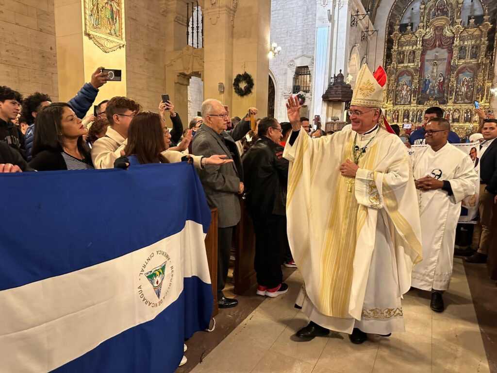 Obispo Báez fue recibido entre aplausos y símbolos nacionales por la comunidad de nicas en California