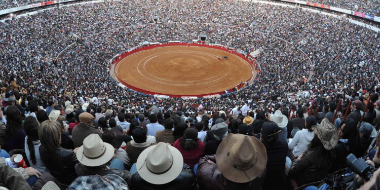 Fotografía del omingo 30 de enero de 2011, de la Plaza de toros México, con lleno total durante la última corrida realizada en el emblemático lugar en Ciudad de México. EFE/Mario Guzmán/Archivo