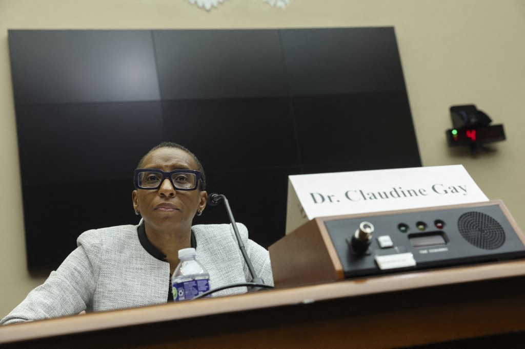 WASHINGTON, DC - 5 DE DICIEMBRE: La Dra. Claudine Gay, presidenta de la Universidad de Harvard, testifica ante el Comit&eacute; de Educaci&oacute;n y Fuerza Laboral de la C&aacute;mara de Representantes en el edificio de oficinas de Rayburn House el 5 de diciembre de 2023 en Washington, DC. El Comit&eacute; celebr&oacute; una audiencia para investigar el antisemitismo en los campus universitarios. Kevin Dietsch/Getty Images/AFP (Foto de Kevin Dietsch / GETTY IMAGES NORTEAM&Eacute;RICA / Getty Images v&iacute;a AFP)