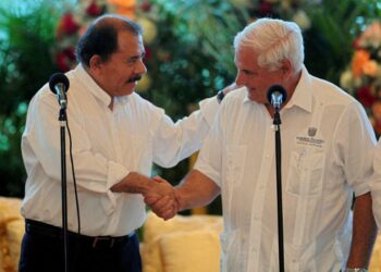 El presidente nicaragüense Daniel Ortega (izq.) le da la mano a su homólogo panameño Ricardo Martinelli durante una reunión en la casa presidencial en Managua, el 16 de marzo de 2012. Martinelli se encuentra en una visita oficial a Nicaragua. AFP FOTO/ELMER MARTINEZ (Foto de ELMER MARTINEZ / AFP)