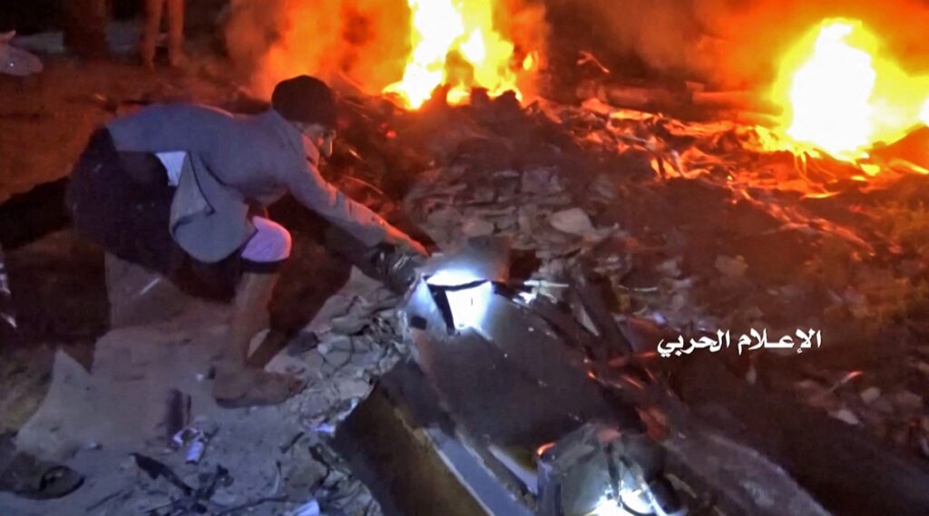 EEUU abate drones hutíes e iraníes y ataca una estación de control en Yemen