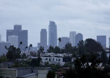 El horizonte del centro de Los Ángeles se muestra durante una tormenta de lluvia en Los Ángeles, California, el 1 de febrero de 2024. La costa oeste de EE. UU. se estaba empapando el 1 de febrero de 2024 cuando llegó la primera de dos poderosas tormentas, parte de un "Pineapple Express". patrón climático que estaba arrasando carreteras y provocando advertencias de inundaciones. (Foto de David SWANSON / AFP)