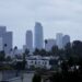 El horizonte del centro de Los Ángeles se muestra durante una tormenta de lluvia en Los Ángeles, California, el 1 de febrero de 2024. La costa oeste de EE. UU. se estaba empapando el 1 de febrero de 2024 cuando llegó la primera de dos poderosas tormentas, parte de un "Pineapple Express". patrón climático que estaba arrasando carreteras y provocando advertencias de inundaciones. (Foto de David SWANSON / AFP)