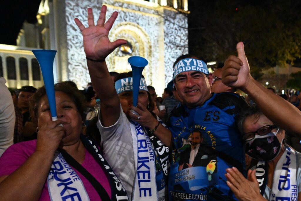 Los partidarios del presidente salvadoreño Nayib Bukele se reúnen frente al Palacio Nacional para celebrar su reelección durante las elecciones presidenciales y legislativas en San Salvador el 4 de febrero de 2024. - El presidente antipandillas de El Salvador, Nayib Bukele, afirmó haber ganado la reelección con más de 85 por ciento de los votos emitidos el domingo. "Según nuestros números hemos ganado las elecciones presidenciales con más del 85 por ciento de los votos", anunció en X, antes Twitter, seguido minutos después con multitudinarios fuegos artificiales en la capital, San Salvador. (Foto de Marvin RECINOS / AFP)
