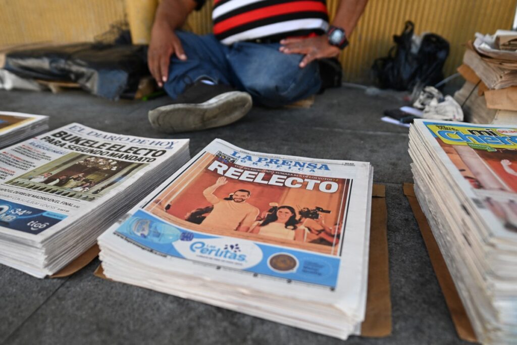 Las portadas de los peri&oacute;dicos aparecen el d&iacute;a despu&eacute;s de las elecciones presidenciales y legislativas en el centro hist&oacute;rico de San Salvador el 5 de febrero de 2024. - El domingo estallaron fuegos artificiales en la capital de El Salvador cuando el presidente antipandillas Nayib Bukele afirm&oacute; haber ganado la reelecci&oacute;n con m&aacute;s de 85 por ciento de los votos emitidos: "un r&eacute;cord en toda la historia democr&aacute;tica del mundo". (Foto de Marvin RECINOS / AFP)