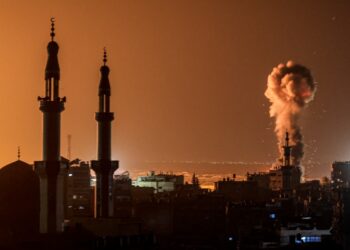 El humo se eleva durante el bombardeo israelí en Rafah, en el sur de la Franja de Gaza, el 6 de febrero de 2024, en medio de las batallas en curso entre Israel y el grupo militante palestino Hamás. (Foto de Mahmud Hams / AFP)