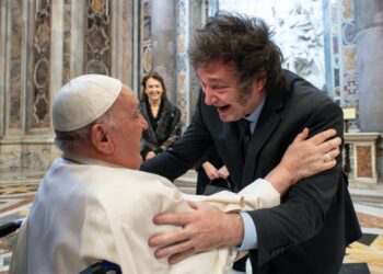 Papa Francisco y Milei se abrazan en el Vaticano. Foto: AFP