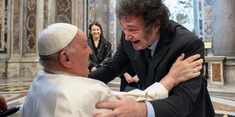 Papa Francisco y Milei se abrazan en el Vaticano. Foto: AFP
