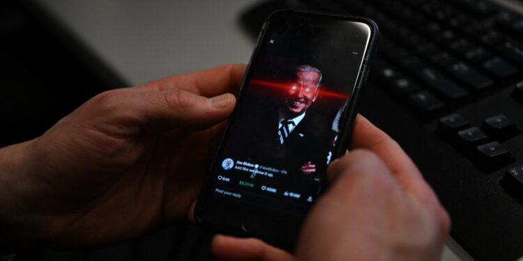 Biden genera revuelo al hacer campaña electoral en TikTok. Foto: AFP