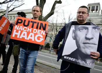 Un manifestante sostiene un retrato del líder de la oposición rusa Alexei Navalny y otro ona sostiene un cartel que dice "Putin a La Haya", el 16 de febrero de 2024 frente a la embajada rusa en Berlín, tras el anuncio de que el crítico más destacado del Kremlin, Alexei Navalny, había Murió en una prisión del Ártico. - La muerte de Navalny después de tres años de detención y de un envenenamiento que atribuyó al Kremlin priva a la oposición rusa de su testaferro en un momento de intensa represión y de campaña de Moscú en Ucrania. (Foto de John MACDOUGALL / AFP)