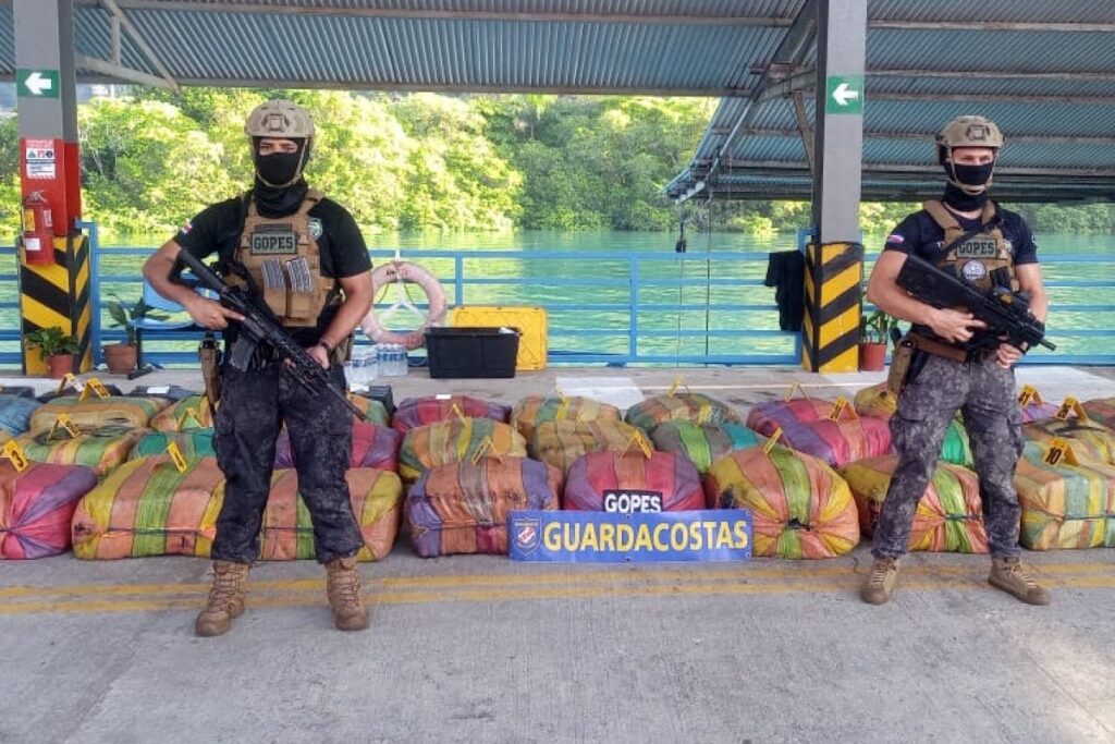 Decomisan más de una tonelada de droga en aguas de Costa Rica