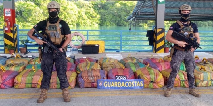 Decomisan más de una tonelada de droga en aguas de Costa Rica. Foto: AFP