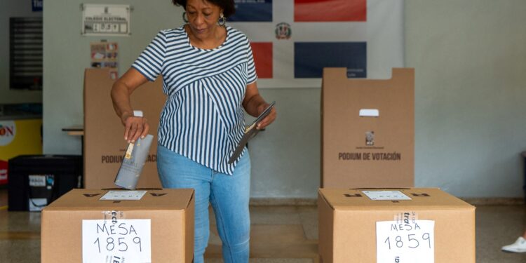 Una mujer vota en un colegio electoral durante las elecciones locales en Santo Domingo el 18 de febrero de 2024. (Foto de Francesco SPOTORNO / AFP) ​