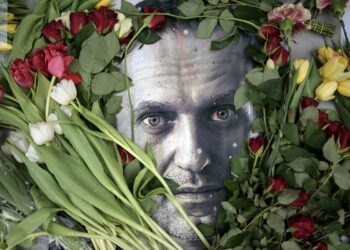 Flowers are seen placed around a portrait of late Russian opposition leader Alexei Navalny at a makeshift memorial in front of the former Russian consulate in Frankfurt am Main, western Germany, on February 19, 2024, three days after Navalny died in a Russian Arctic prison. - Navalny's widow Yulia Navalnaya accused Russian President Putin of killing her husband and vowed to continue Navalny's work. (Photo by AFP)