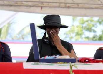 Martine Moïse llora durante el funeral de su esposo, el asesinado presidente haitiano Jovenel Moïse, el 23 de julio de 2021, en Cap-Haitien, Haití, la principal ciudad de su región norte natal. - La justicia haitiana ha acusado a unas 50 personas, entre ellas la ex primera dama Martine Moïse, así como un ex primer ministro y un ex jefe de policía, por su presunta participación en el asesinato del presidente Jovenel Moïse en 2021, informaron medios locales. (Foto de Valerie BAERISWYL / AFP)