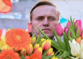 Se ven flores colocadas alrededor de los retratos del difunto líder de la oposición rusa Alexei Navalny, quien murió en una prisión rusa en el Ártico, en un monumento improvisado frente al antiguo consulado ruso en Frankfurt am Main, Alemania occidental, el 20 de febrero de 2024. - La viuda de Navalny Yulia Navalnaya acusó al presidente ruso Putin de matar a su marido y prometió continuar el trabajo de Navalny. (Foto de AFP)