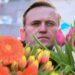 Se ven flores colocadas alrededor de los retratos del difunto líder de la oposición rusa Alexei Navalny, quien murió en una prisión rusa en el Ártico, en un monumento improvisado frente al antiguo consulado ruso en Frankfurt am Main, Alemania occidental, el 20 de febrero de 2024. - La viuda de Navalny Yulia Navalnaya acusó al presidente ruso Putin de matar a su marido y prometió continuar el trabajo de Navalny. (Foto de AFP)