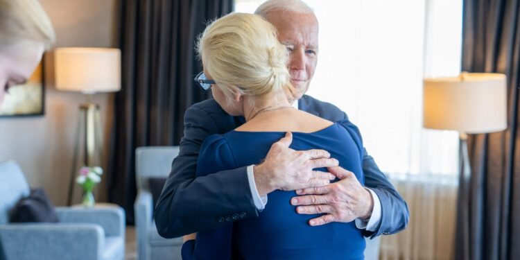 Biden se reunió en California con la viuda y con la hija de Navalni. Foto: AFP
