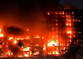 Incendio devora edificio de viviendas en la ciudad española de Valencia. Foto: AFP