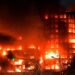 Incendio devora edificio de viviendas en la ciudad española de Valencia. Foto: AFP
