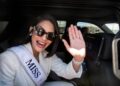 La Miss Universo nicaragüense Sheynnis Palacios saluda a su llegada al Aeropuerto Internacional Juan Santa María en Alajuela, Costa Rica, el 26 de febrero de 2024. (Foto de Ezequiel BECERRA/AFP)