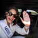 La Miss Universo nicaragüense Sheynnis Palacios saluda a su llegada al Aeropuerto Internacional Juan Santa María en Alajuela, Costa Rica, el 26 de febrero de 2024. (Foto de Ezequiel BECERRA/AFP)