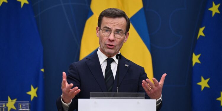 El primer ministro sueco, Ulf Kristersson, asiste a una conferencia de prensa después de que el parlamento húngaro votara sí para ratificar la adhesión de Suecia a la OTAN, en Estocolmo, Suecia, el 26 de febrero de 2024. - El primer ministro sueco Ulf Kristersson dijo que era un "día histórico", después de que el parlamento húngaro ratificó la candidatura de Suecia a la OTAN, eliminando el último obstáculo para que el país nórdico se una a la alianza militar. (Foto de Jonathan NACKSTRAND / AFP)