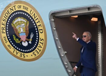 El presidente estadounidense Joe Biden hace un gesto cuando llega al Aeropuerto Internacional John F. Kennedy, en Queens, Nueva York, el 26 de febrero de 2024. - Biden está en Nueva York para asistir a un evento de campaña. (Foto de Jim WATSON / AFP)
