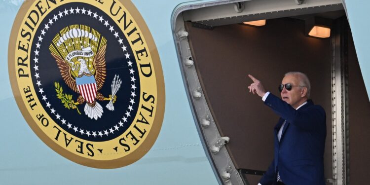 El presidente estadounidense Joe Biden hace un gesto cuando llega al Aeropuerto Internacional John F. Kennedy, en Queens, Nueva York, el 26 de febrero de 2024. - Biden está en Nueva York para asistir a un evento de campaña. (Foto de Jim WATSON / AFP)