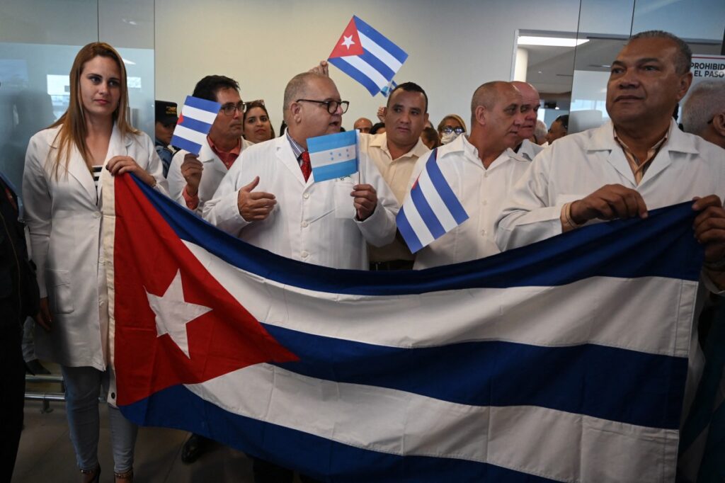 Gobierno izquierdista de Honduras contrata cien médicos cubanos y genera críticas