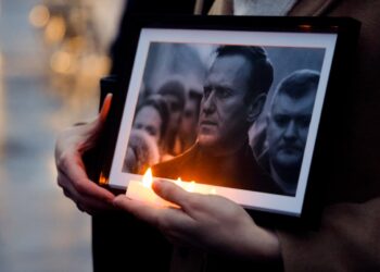 Un manifestante sostiene velas y una fotografía del difunto líder de la oposición Alexei Navalny, durante una manifestación organizada por la asociación "Russie-Libertes" en la Esplanade du Trocadero en París, el 22 de febrero de 2024. - El líder de la oposición rusa Alexei Navalny El funeral se celebrará en una iglesia del sur de Moscú el 1 de marzo de 2024, dijeron aliados del político. "El funeral de Alexei se celebrará en una iglesia... en Maryino el 1 de marzo a las 14:00 (11:00 GMT). Venid con antelación", dijo su equipo en una publicación en las redes sociales el 28 de febrero de 2024. (Foto de Ludovic MARIN /AFP)
