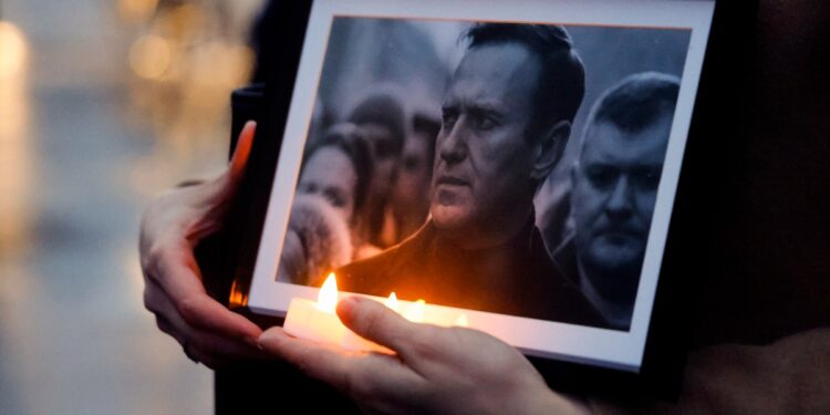 Un manifestante sostiene velas y una fotografía del difunto líder de la oposición Alexei Navalny, durante una manifestación organizada por la asociación "Russie-Libertes" en la Esplanade du Trocadero en París, el 22 de febrero de 2024. - El líder de la oposición rusa Alexei Navalny El funeral se celebrará en una iglesia del sur de Moscú el 1 de marzo de 2024, dijeron aliados del político. "El funeral de Alexei se celebrará en una iglesia... en Maryino el 1 de marzo a las 14:00 (11:00 GMT). Venid con antelación", dijo su equipo en una publicación en las redes sociales el 28 de febrero de 2024. (Foto de Ludovic MARIN /AFP)