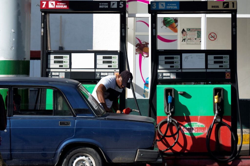 Un hombre llena un tanque en una gasolinera en La Habana, el 2 de octubre de 2023. - El aumento de la gasolina en Cuba en más del 500% entrará en vigor el 1 de marzo, un mes después de la fecha inicialmente prevista, la informó el gobierno el miércoles 28 de febrero de 2024. (Foto de YAMIL LAGE / AFP)